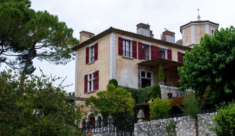 Montfort Castle: The Timeless Heart of EviDenS de Beauté - EviDenS de Beauté